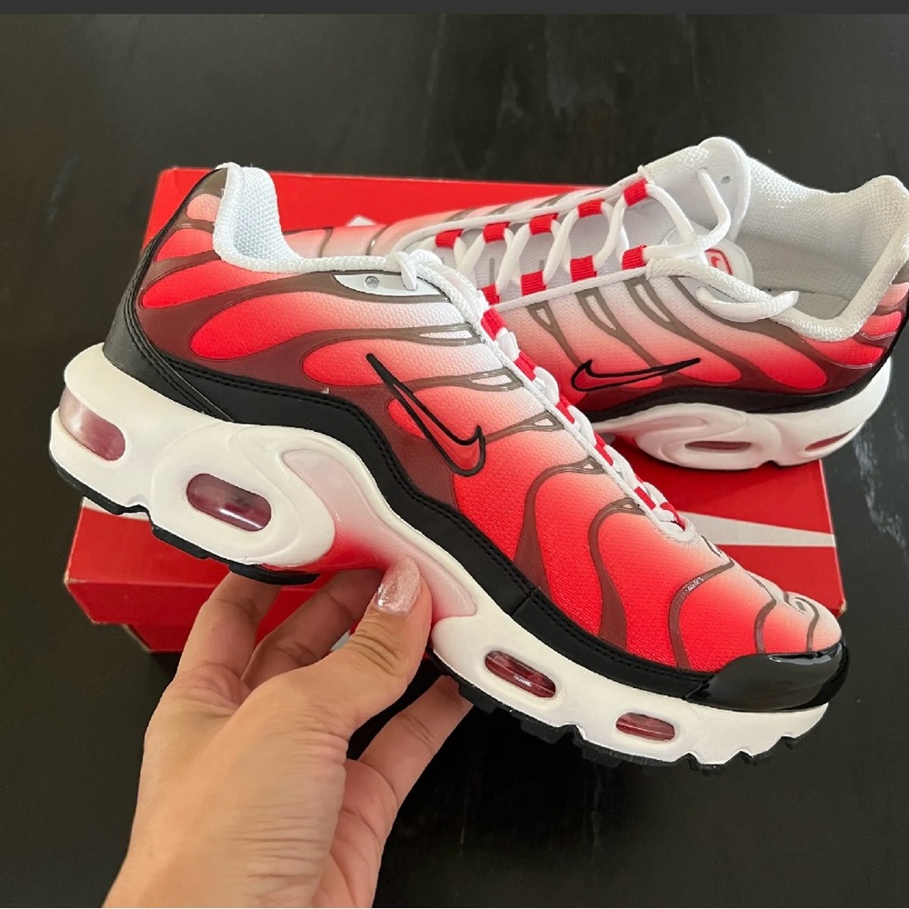 New never worn Nike  Air Max Plus GS Fire.   Size 7